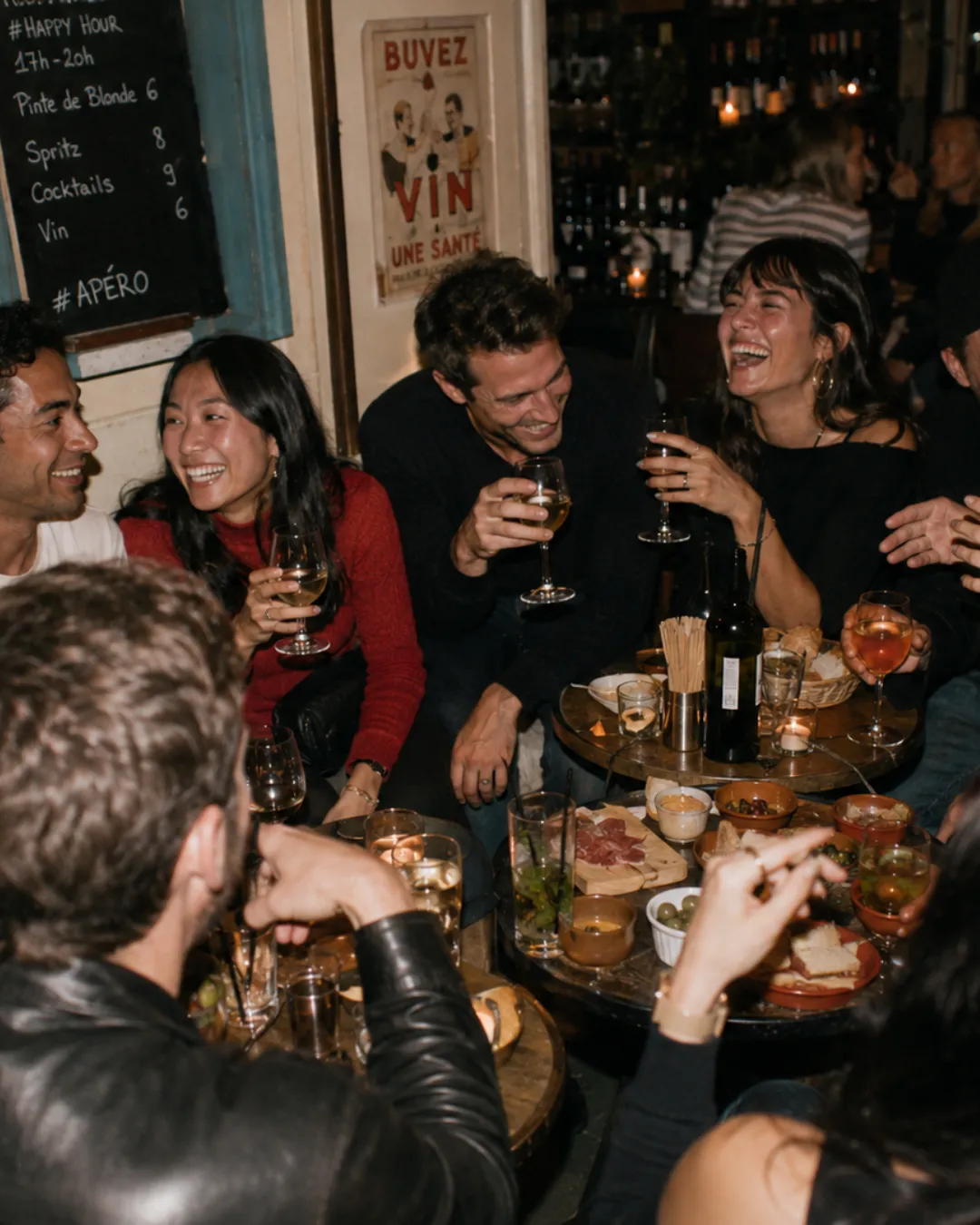 Des convives partagent un dîner Dixner