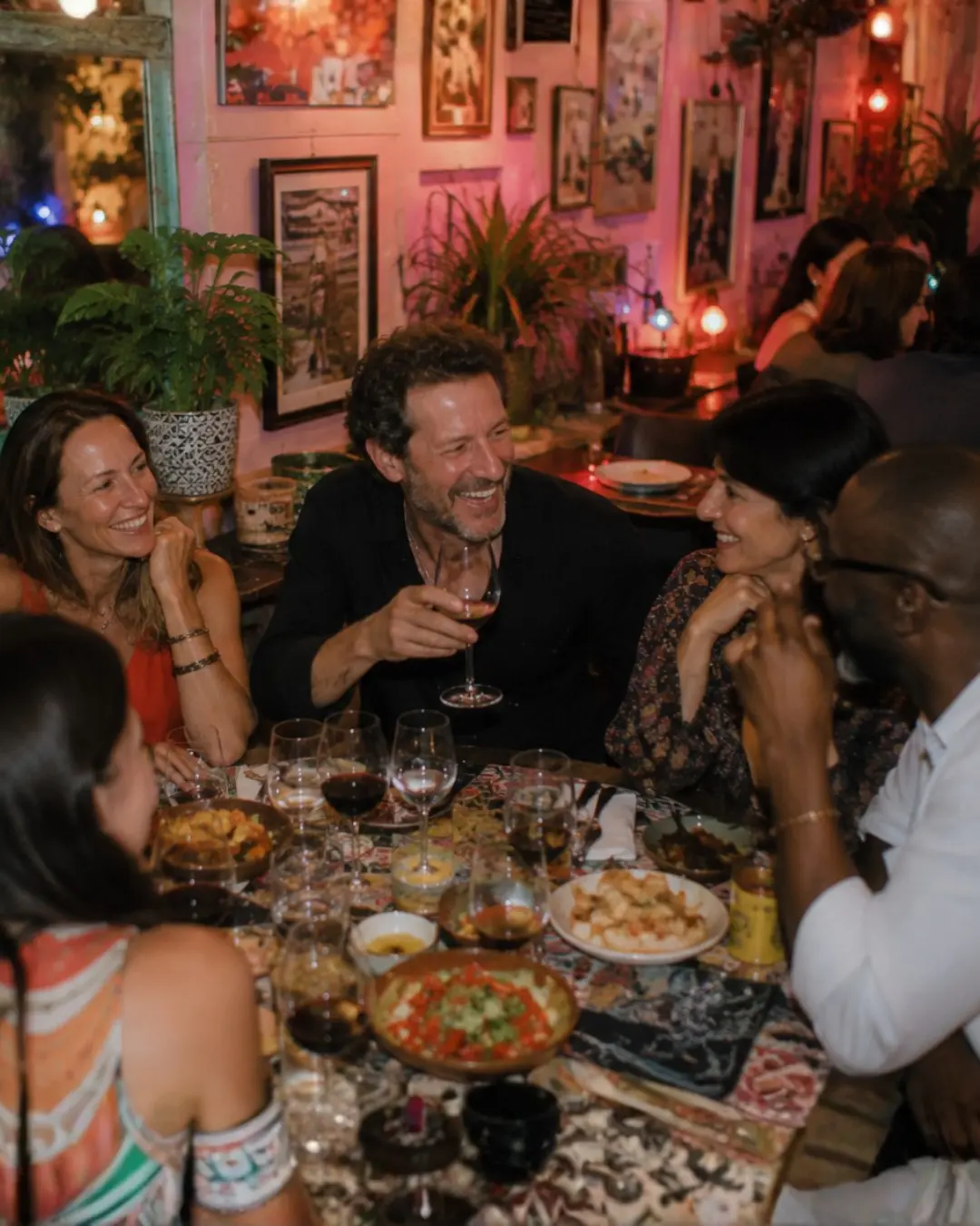 Des convives partagent un dîner Dixner