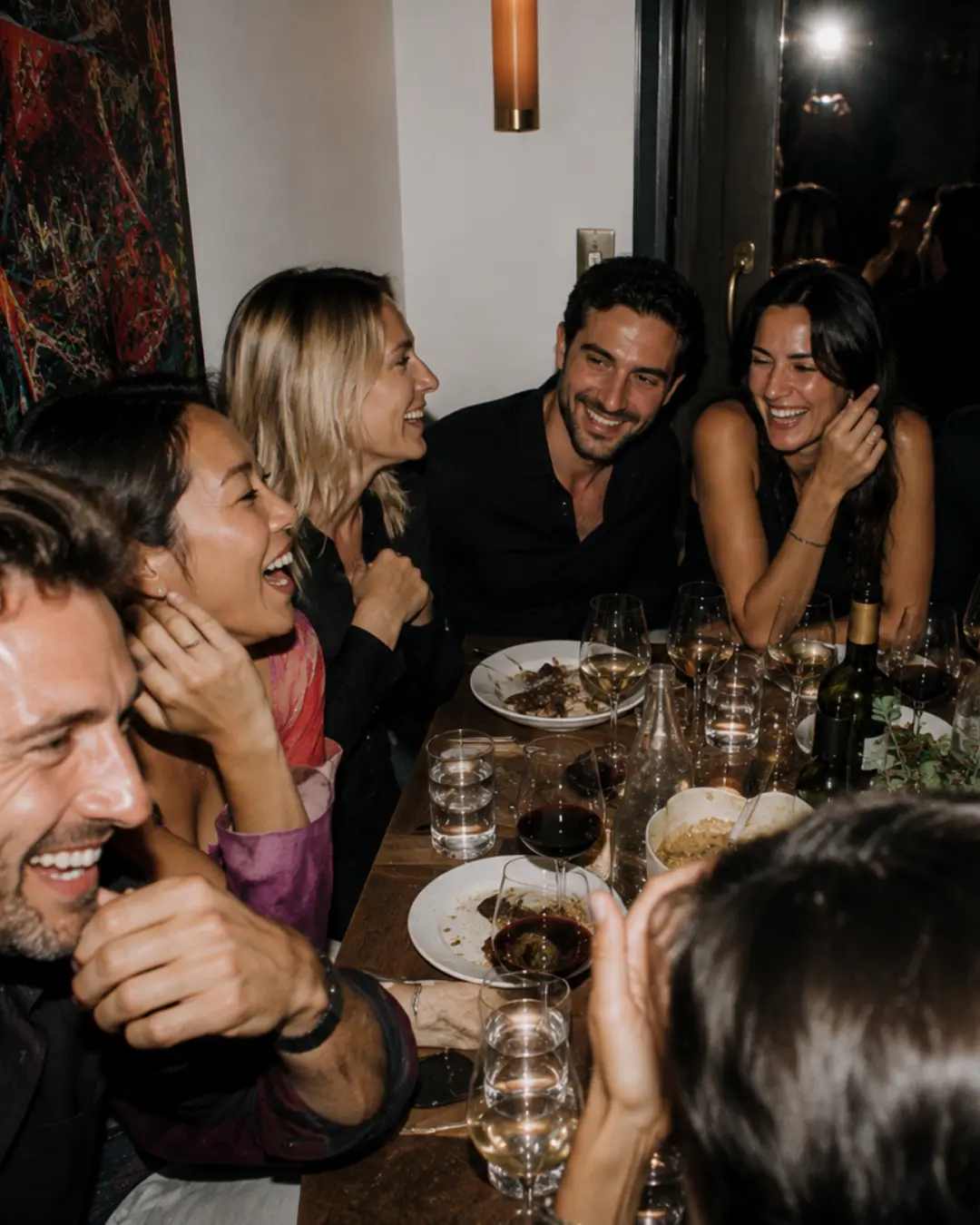 Des convives partagent un dîner Dixner