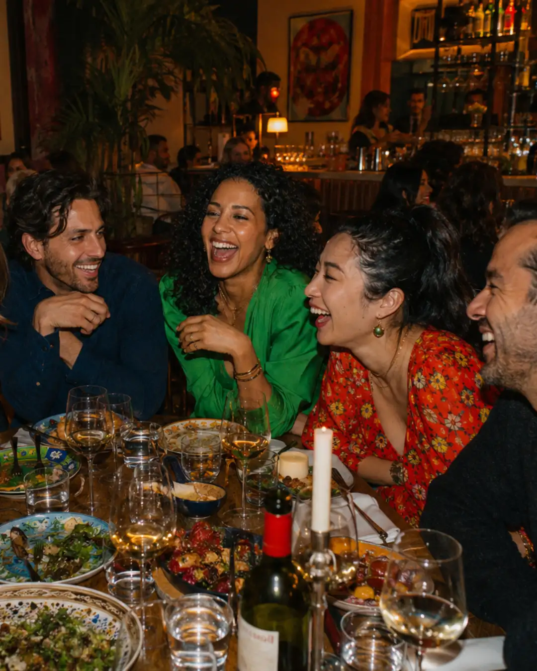 Des convives partagent un dîner Dixner
