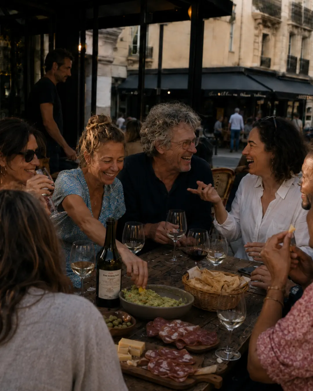 Des convives partagent un dîner Dixner
